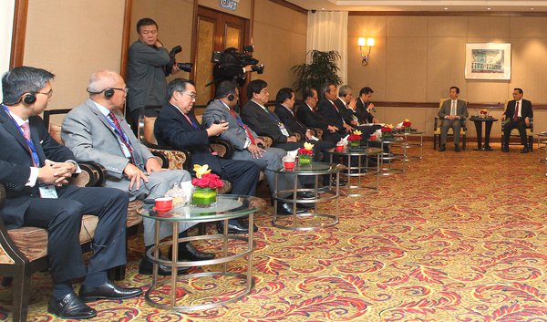 9c9c48f6-fc98-424b-ace3-0deba14c2412.jpg 大马10位各族商界翘楚与李克强进行闭门座谈,并向中国提出各种建议。