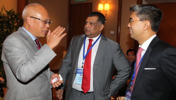 e1d0aac1-c360-4541-adc3-aa12a38ab0d1.jpg 莫哈末卡米尔(左起)、东尼费南德斯及再弗分享对李克强来马的看法。