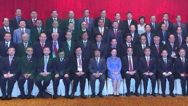 612e15cc-ebd3-4d8c-9294-88a2ac7a14d8.jpg 李克强(前排右四)带领中国领袖与本地商界翘楚合影,留下这历史性一刻。