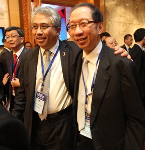 5b86a6bf-8faf-4897-84a5-6abc7a88500d.jpg 民政党前主席丹斯里许子根博士(右)与国库控股总执行长丹斯里阿兹曼莫达难得见面,聊天话题不断。