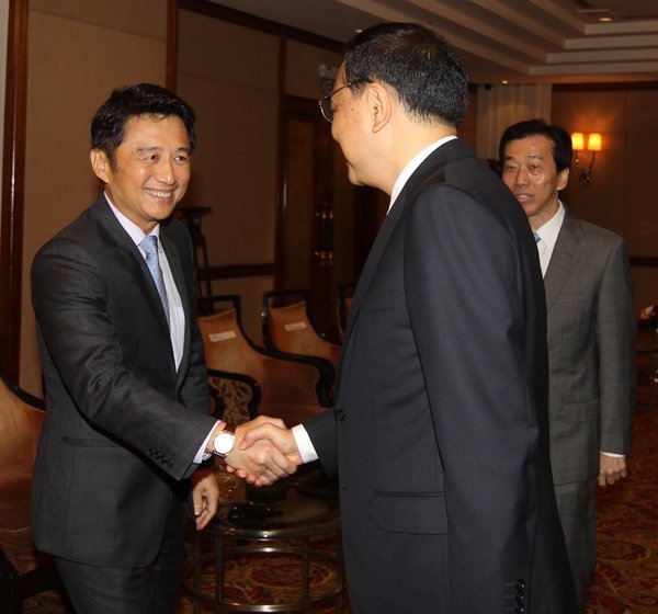 117f8715-8e91-4013-bb7b-edc2fd0f3be1.jpg 戴良业(左)与李克强交流良好。